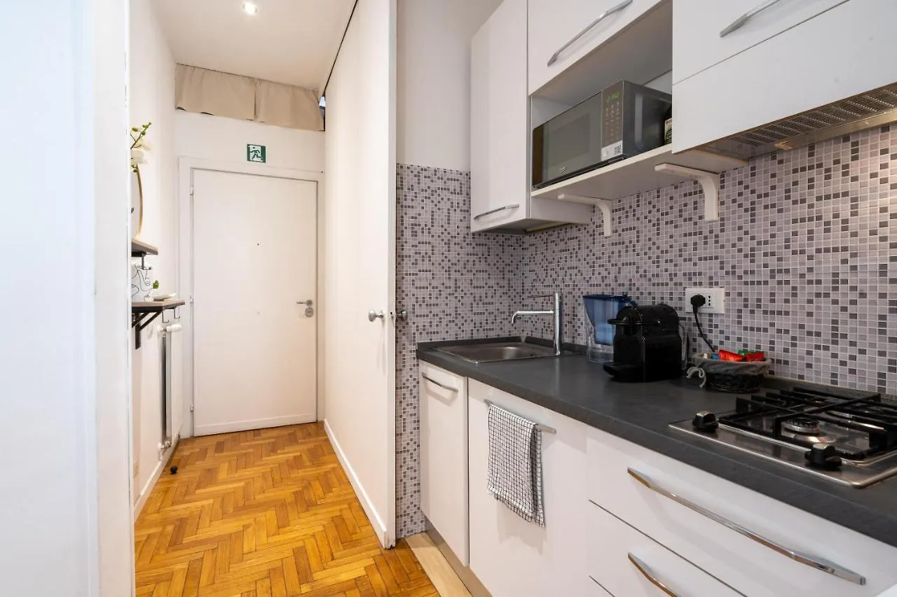 Apartment Colosseum House - Private Rooftop, Jacuzzi Hot Tub & View Rome