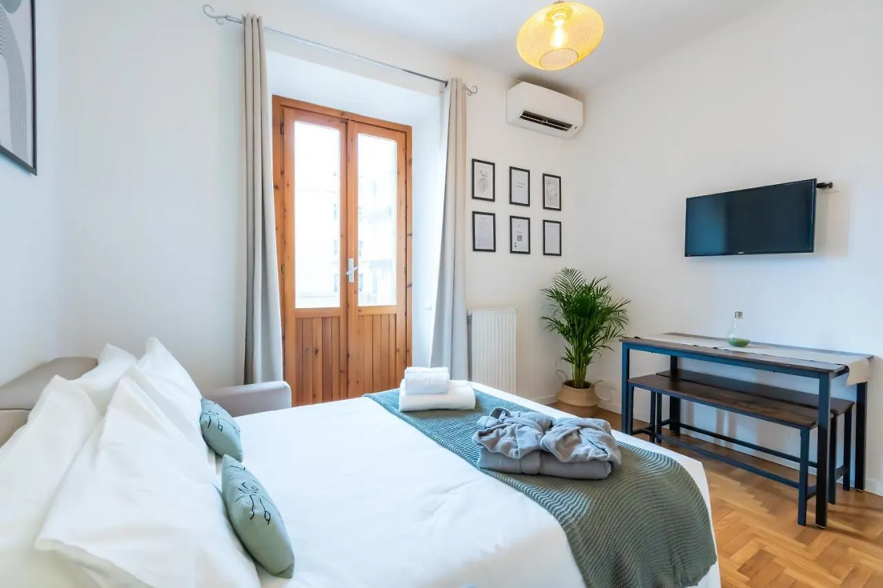 Colosseum House - Private Rooftop, Jacuzzi Hot Tub & View Rome Apartment